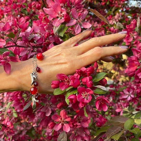 NWT DOUBLE STRAND CRYSTAL CHARM BRACELET IN REGAL RED TONES & SILVER TONED SHOES - Picture 5 of 15